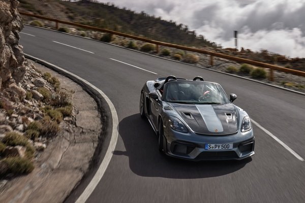 Porsche 718 Spyder RS Becomes the Pinnacle of The Mid Engined Family