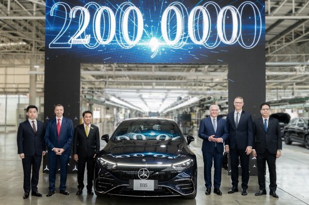 President of Germany Celebrates the 200000th Locally Assembled Car in Thailand at Mercedes-Benz Plant