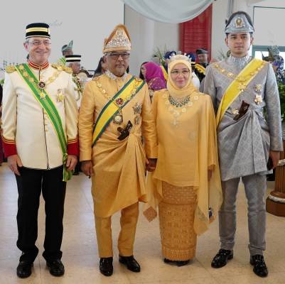This image has an empty alt attribute; its file name is Dr.-Harald-Link-Received-the-Royal-Title-From-Sultan-of-Pahang-2.jpg